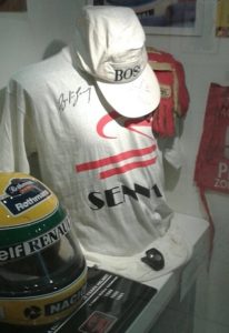 CascoAyrtonSenna 206x300 AL BELVEDERE DI SAN LEUCIO IL “MUSEO DELLO SPORT”