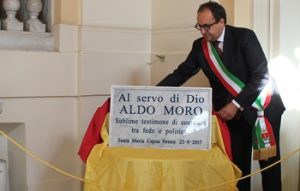 Targa Aldo Moro 300x191 ALDO MORO”, SANTA MARIA CAPUA VETERE TRA I 100 COMUNI D’ITALIA  PROTAGONISTI DELLA CAUSA DI BEATIFICAZIONE