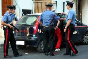 foto arresto 1 300x201 TENTA DI CORROMPERE CARABINIERI CON 100 EURO, ARRESTATO
