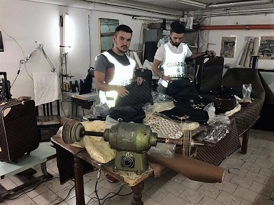 IMG 3862 GdF CASERTA: LABORATORIO CLANDESTINO DI ABBIGLIAMENTO E BORSE A CASTEL VOLTURNO