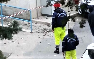 EV FOTO NOTIZIA, OSPEDALE: CROLLA UN CORNICIONE DEL PADIGLIONE F