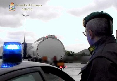 gDf CONTRABBANDO: SEQUESTRATA AUTOCISTERNA CON 32 MILA LITRI DI GASOLIO