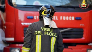 POMPIERI 300x171 INCENDIO IN UN APPARTAMENTO A NAPOLI: DUE FERITI