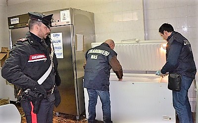 controlli NAS CARENZE IGIENICO SANITARIE: CHIUSO DEPOSITO ALIMENTI DI ATTIVITÀ COMMERCIALE