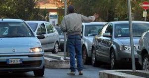 parcheggiatore 300x158 PARCHEGGIATORE ABUSIVO INSULTA UOMO CHE NON LO PAGA, ARRESTATO