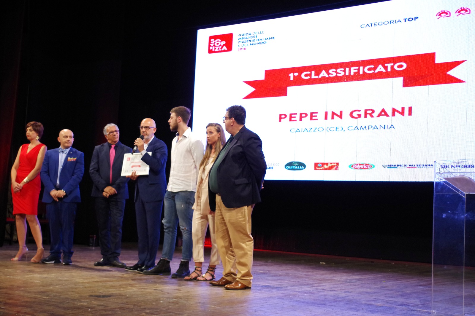 Franco Pepe ritira il riconoscimento RICONFERMA A 50 TOP PIZZA PER PEPE IN GRANI: MIGLIOR PIZZERIA D’ITALIA