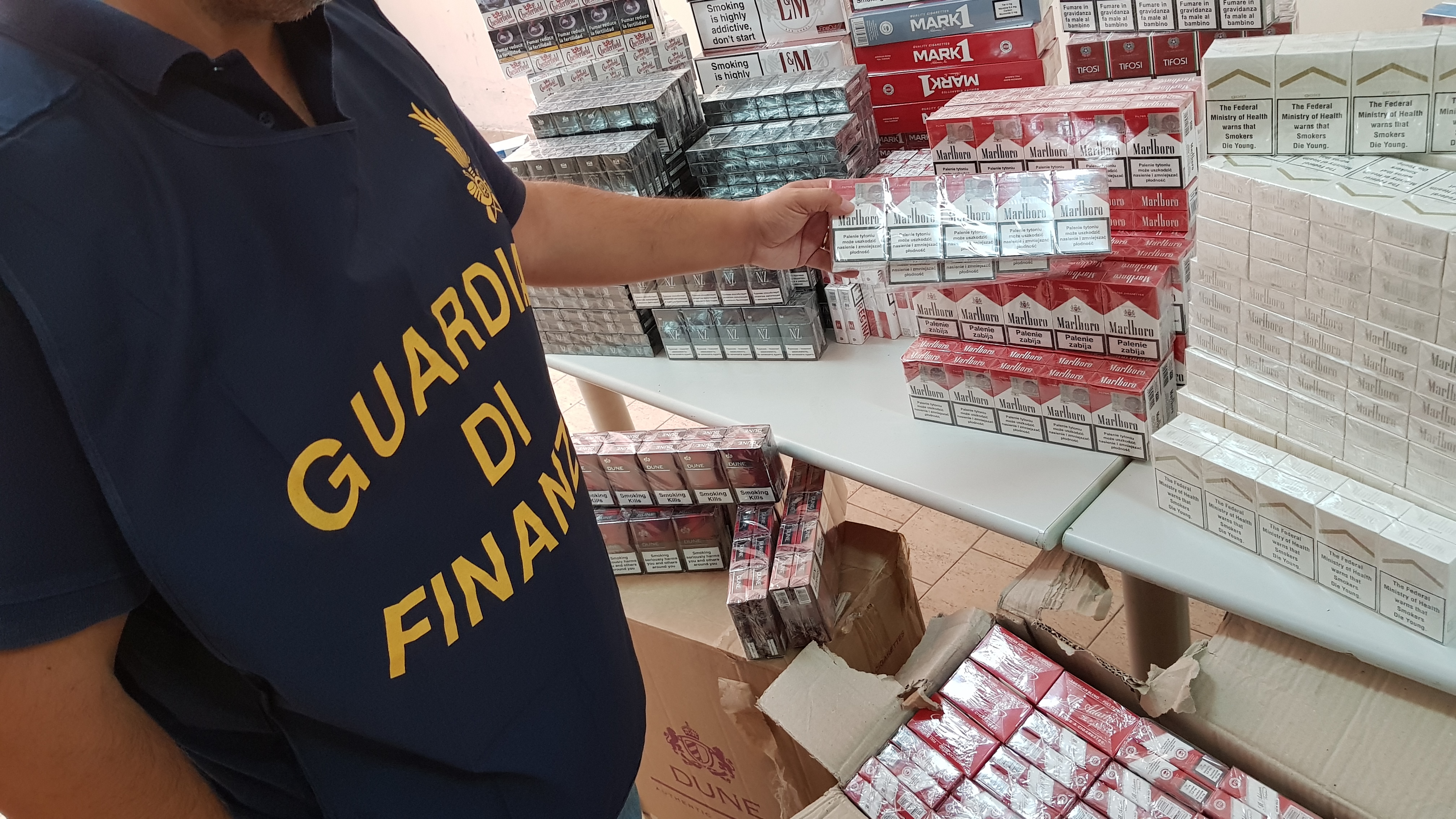 20180823 090449 GDF MARCIANISE: SEQUESTRATO OLTRE UN QUINTALE DI SIGARETTE DI CONTRABBANDO. UN ARRESTO