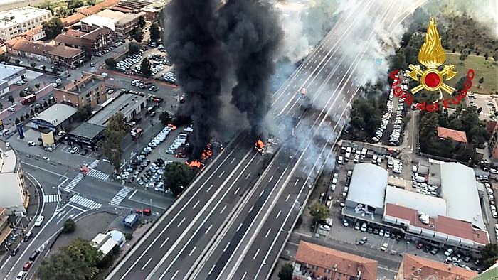 BOLO BOLOGNA, SPAVENTOSO ROGO ED ESPLOSIONI SULLAUTOSTRADA