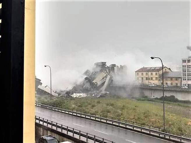 IMG 20180814 WA0002 DISASTRO A GENOVA: CROLLA PONTE SU AUTOSTRADA A10, 11 MORTI, AUTO E PERSONE SOTTO LE MACERIE