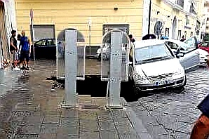 IMG 20180820 195823 S.M.C.V.   CROLLA STRADA IN PIAZZA SAN PIETRO