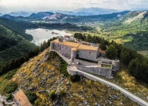 foto 1 castello e lago di letino 300x214 DALLETA DEL RAME AGLI ANARCHICI INTERNAZIONALISTI, LETINO PROTAGONISTA CON FIOR DI EVENTI