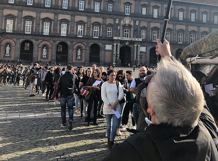 IMG 20181027 WA0002 A NAPOLI IN MIGLIAIA IN FILA PER IL PICCOLO ALESSANDRO