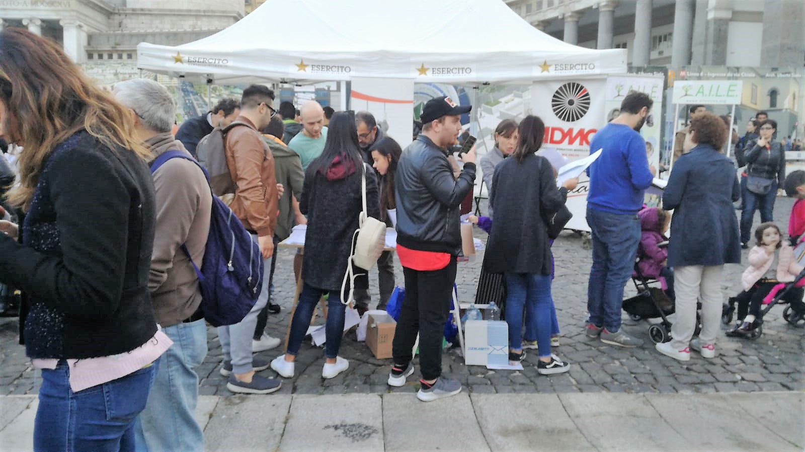 IMG 20181027 WA0005 A NAPOLI IN MIGLIAIA IN FILA PER IL PICCOLO ALESSANDRO