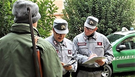 CC Forestale CACCIA ISERNIA, CACCIAVANO FUORI DAGLI ORARI CONSENTITI: BLOCCATI DAI CARABINIERI