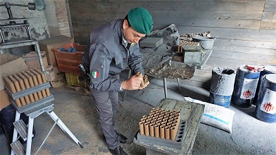 DSC00815 CONTRASTO ALLA PRODUZIONE E VENDITA ILLEGALE DI FUOCHI D’ARTIFICIO: IL BILANCIO DELLA GDF DI CASERTA