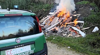 controlli CC Forestale COMBUSTIONE ILLECITA DI RIFIUTI, DENUNCIATO L’AUTORE DEL ROGO