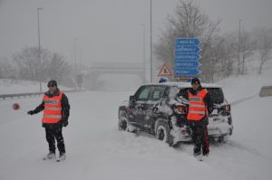 foto CC soccorso 1 300x199 NEVE AD ISERNIA, CARABINIERI IN SOCCORSO DEGLI AUTOMOBILISTI