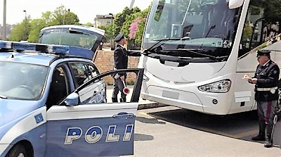 poliziastradale LA POLIZIA FERMA BUS CON BIMBI IN GITA: L’AUTISTA AVEVA BEVUTO