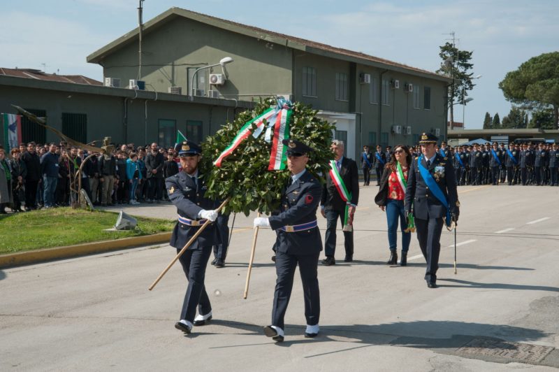 Deposizione della corona IL 9°STORMO CELEBRA IL 96° ANNIVERSARIO DELLA COSTITUZIONE DELL’AERONAUTICA MILITARE A PORTE APERTE