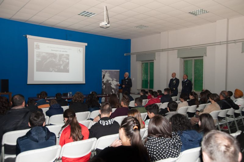 Lezioni di meteorologia IL 9°STORMO CELEBRA IL 96° ANNIVERSARIO DELLA COSTITUZIONE DELL’AERONAUTICA MILITARE A PORTE APERTE