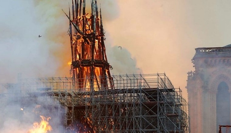 NOTRE DAME NOTRE DAME IN FIAMME