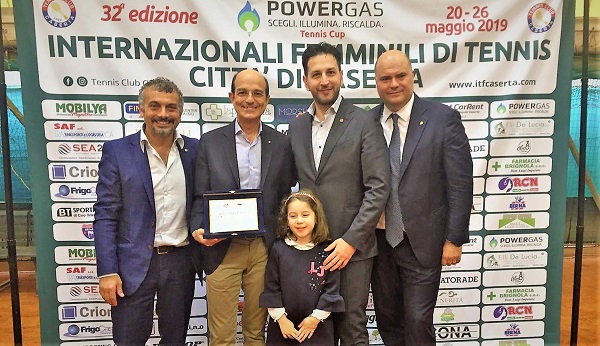 IMG 20190529 WA0018 IL ROTARY CLUB CASERTA LUIGI VANVITELLI CONSEGNA TARGHE COMMEMORATIVE AL TENNIS CLUB CASERTA  