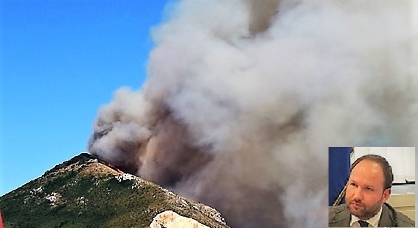 MONDRAGONE INCENDIO MONTE PETRINO, INTERROGAZIONE DI ZINZI: “PRESIDI INTERFORZE INEFFICACI, LA GIUNTA RIVEDA IL PIANO DI PREVENZIONE”