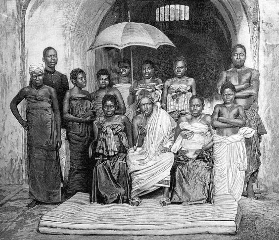 Le amazzoni del Dahomey 01 AMAZZONI NERE: SANGUINARIE DONNE GUERRIERE VOTATE SOLO AL RE