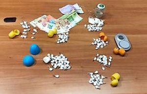 droga 300x191 MONDRAGONE, CINQUE PERSONE ARRESTATE PER SPACCIO DI STUPEFACENTI