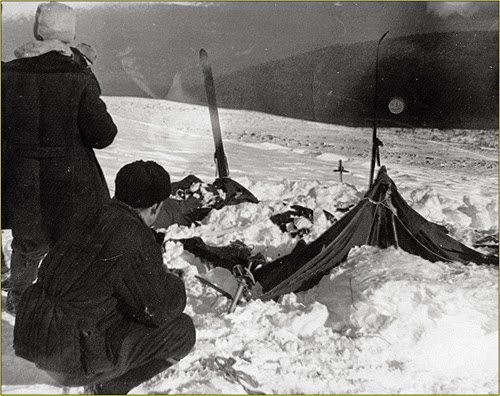 spedizione Dyatlov Pass COSA ACCADDE NEL 1959 A NOVE ESCURSIONISTI IN MARCIA VERSO IL MONTE DEI MORTI?