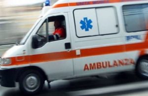 ambulanza ok 300x195 CASAL DI PRINCIPE: SI SENTE MALE E AGGREDISCE SANITARI DEL 118