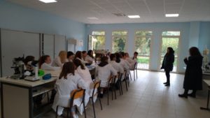 Laboratorio scienze con allievi biomedico Caiazzo 1 300x169 AL GIANNONE DI CAIAZZO PRESENTAZIONE START UP SUL PARKINSON GIOVEDI 12