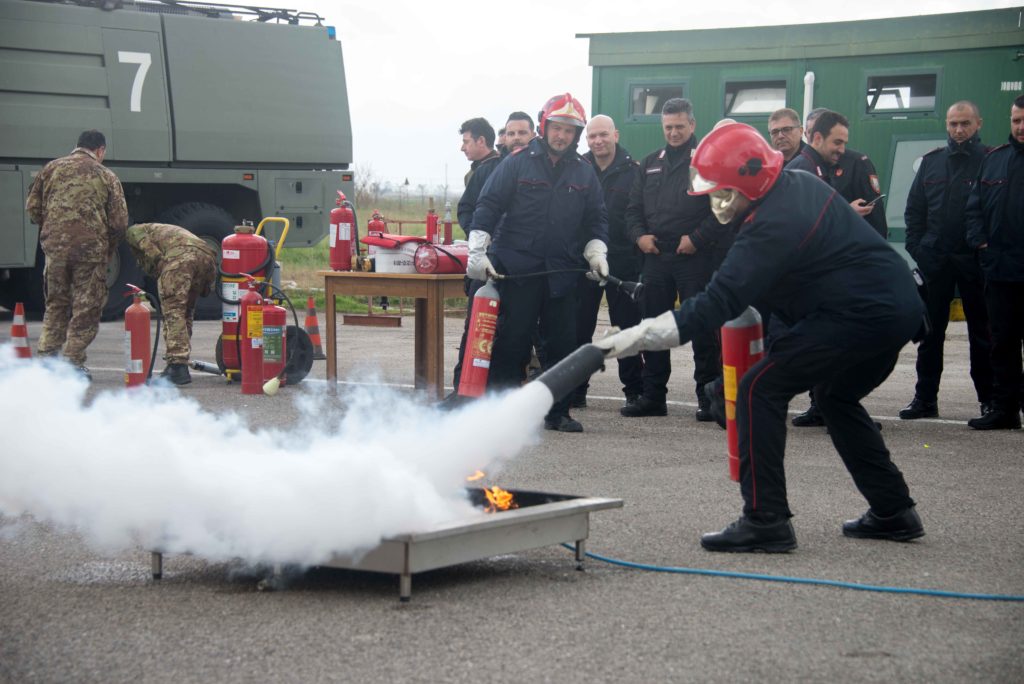 attività pratica antoncendio2 1024x684 AL 9° STORMO CORSO ANTINCENDIO A RISCHIO MEDIO PER I CARABINIERI DEL 10° REGGIMENTO CAMPANIA