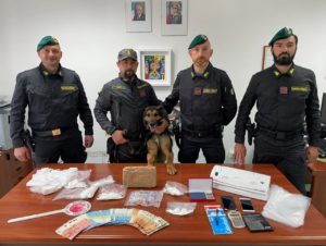 droga 1 300x226 SPACCIO DI COCAINA, ARRESTATO GESTORE BAR A PIETRAMELARA