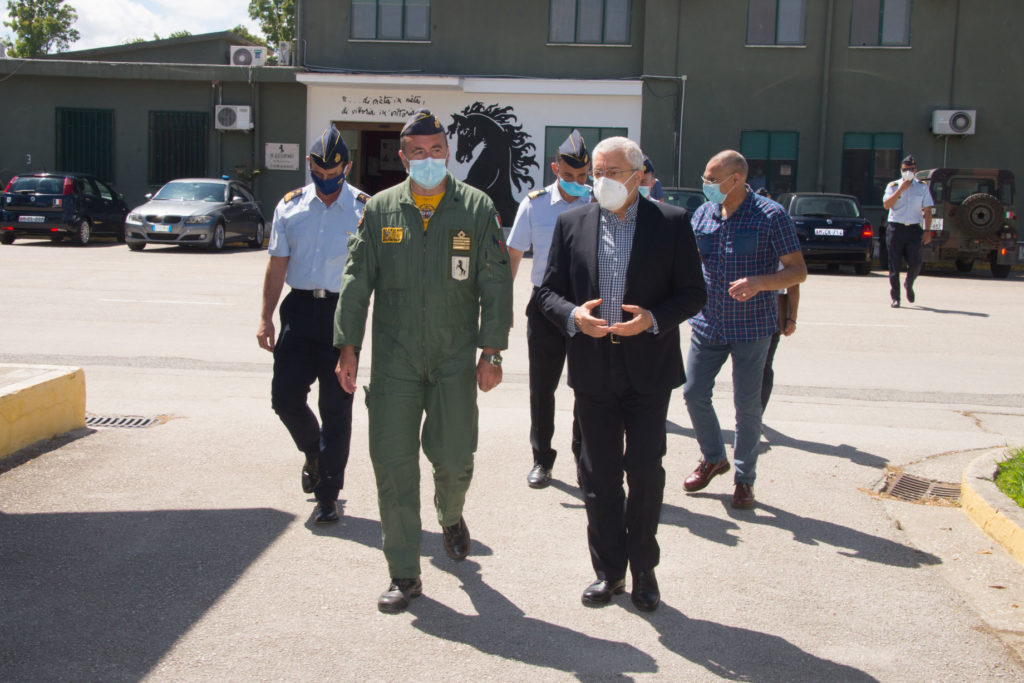 Il Col. Lucivero accompagna la delegazione in visita 1024x683 AL 9° STORMO CONSEGNATE NUOVE INFRASTRUTTURE PER LA NATO