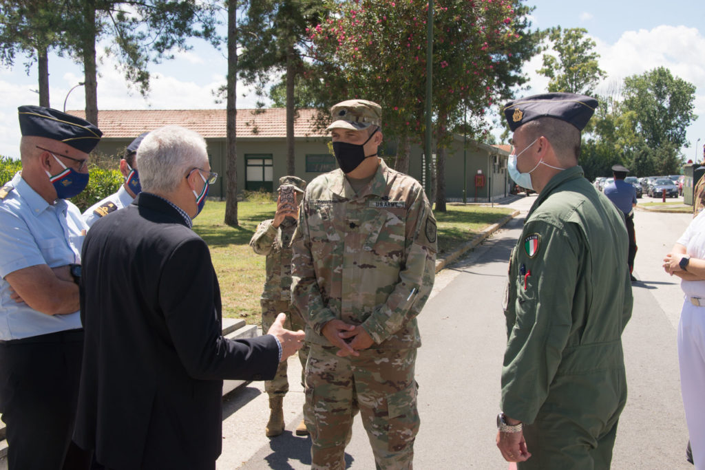 Il Comdandate del 2nsb con il Gen Scala ed il Col. Lucivero 1024x683 AL 9° STORMO CONSEGNATE NUOVE INFRASTRUTTURE PER LA NATO