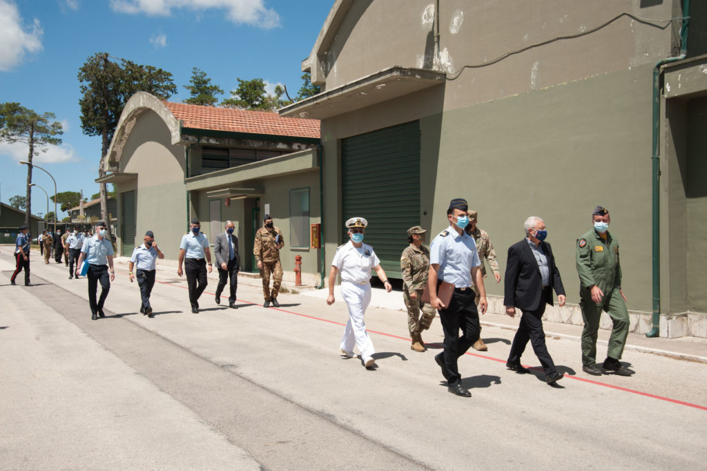 delegazione in visita 1024x682 AL 9° STORMO CONSEGNATE NUOVE INFRASTRUTTURE PER LA NATO