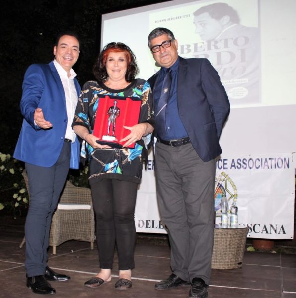 La contessa Patrizia de Blanck con Igor Righetti e Orazio Anania. Le è stato assegnato il Premio Apoxiomeno 2020 nella categoria cultura della legalità scaled PARATA DI STELLE PER LA XXIV EDIZIONE DEL PREMIO INTERNAZIONALE APOXIOMENO