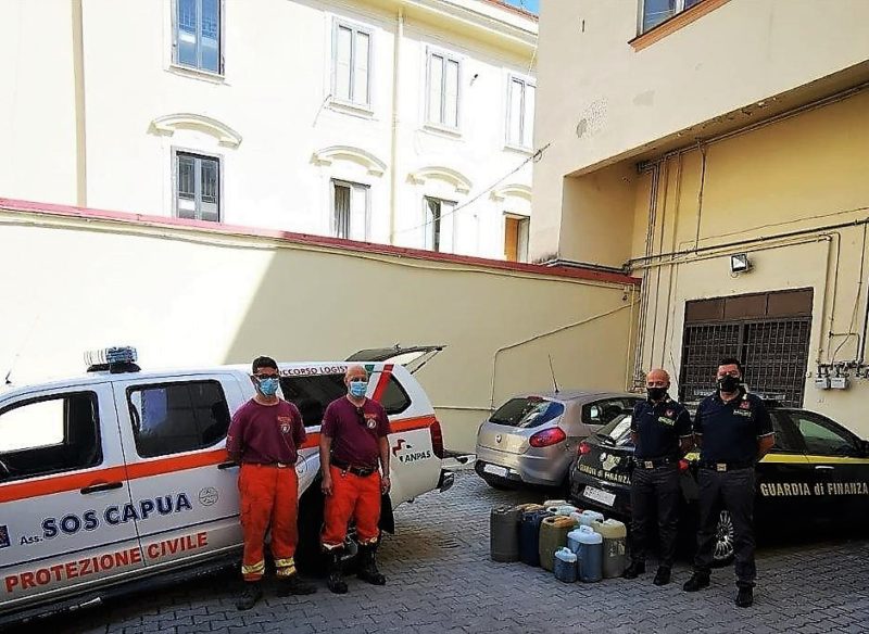 Donazione foto 1 scaled LA GdF CASERTA DONA 200 LITRI DI CARBURANTE ALLA PROTEZIONE CIVILE DI CAPUA