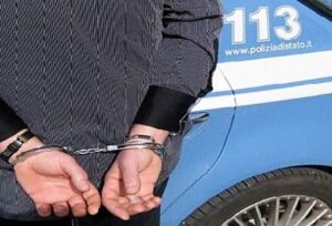 arresto polizia Manette 300x204 SPACCIO DI DROGA, OTTO ARRESTI A PIEDIMONTE MATESE