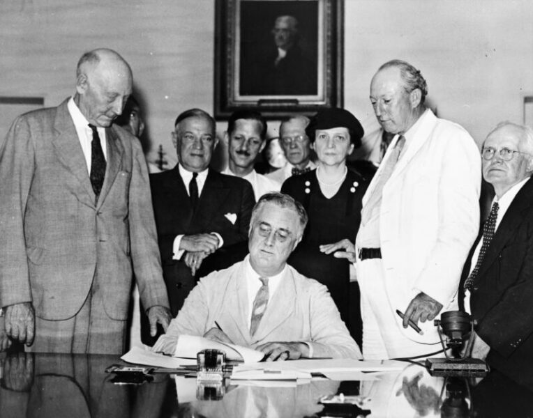 Il presidente Franklin Delano Roosevelt firma uno dei provvedimenti economici del New Deal scaled JOE BIDEN E IL “NUOVO AFFARE” ROOSEVELTIANO