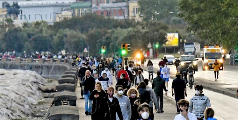 napoli lungomare covid scaled MASTELLA: DE MAGISTRIS SI ASSUMA SUE RESPONSABILITÀ. BENEVENTO NON ACCETTERÀ DI FINIRE IN ZONA ARANCIONE