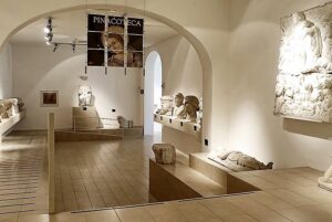 caserta capua museo campano 1 300x201 AL MUSEO ARCHEOLOGICO ESPOSTE BANDIERE ITALIANE E EUROPEE AL MUSEO E ALLANFITEATRO CAMPANO