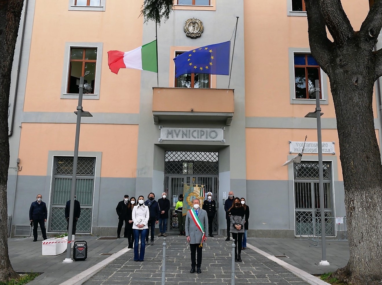 01 SANTA MARIA A VICO, BANDIERE A MEZZ’ASTA E UN MINUTO DI SILENZIO PER SALUTARE I SEDICI CITTADINI SCOMPARSI PER COVID