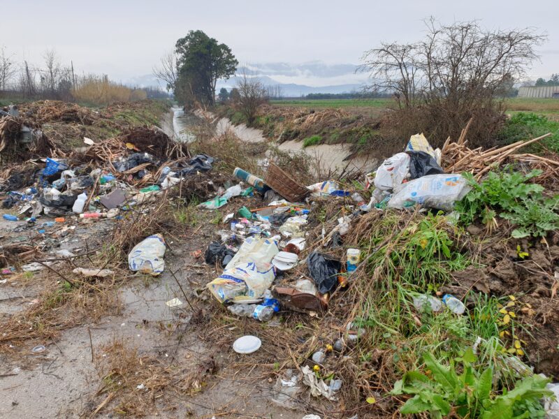 20210108 153108 scaled SESSA AURUNCA: I VIGILI URBANI SEQUESTRANO DISCARICA ABUSIVA