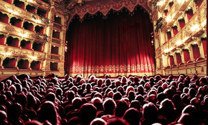 Spettacoli nei teatri delle Marche 696x385 1 “RIPARTIAMO DAL TEATRO”, BANDO EVENTI PER LA PROMOZIONE TURISTICA DELLA CAMPANIA