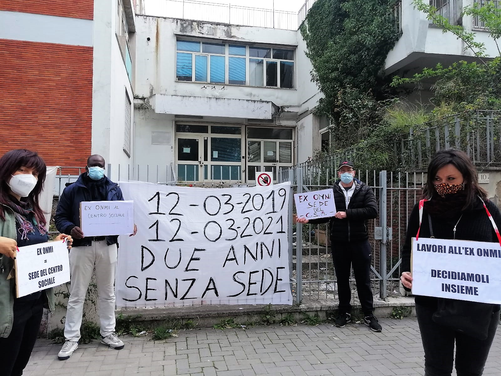 %name FLASH MOB DEL CENTRO SOCIALE EX CANAPIFICIO: DUE ANNI DI PROMESSE...DUE ANNI TRASCORSI IN STRADA