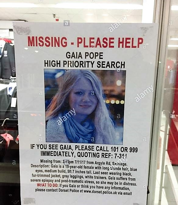 an appeal poster for missing teenager gaia pope in a window of beales khj4km IL FENOMENO DEL DENUDAMENTO