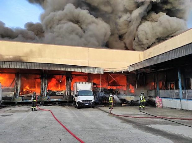 rogo fabbrica caffe1 e1627324829842 INCENDIO IN VIALE DELLE INDUSTRIE, PARLA L’ARPAC