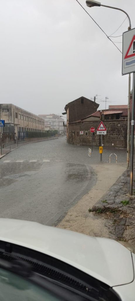 %name SANTILLO: MANUTENZIONE ASSENTE, SANTA MARIA CAPUA VETERE MESSA IN GINOCCHIO DA UN ACQUAZZONE DI FINE ESTATE